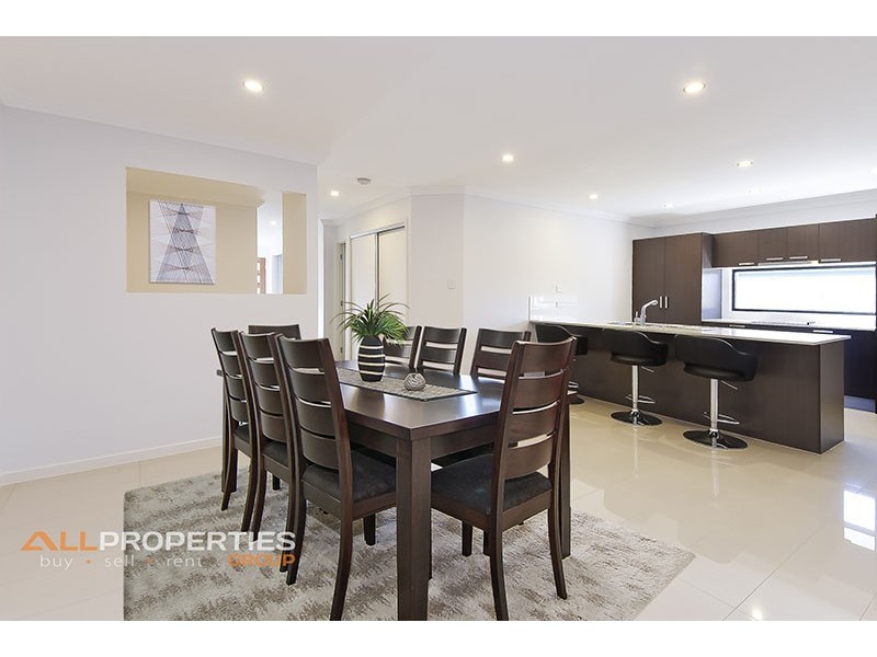 32 STRINGYBARK STREET, Regents Park QLD 4118