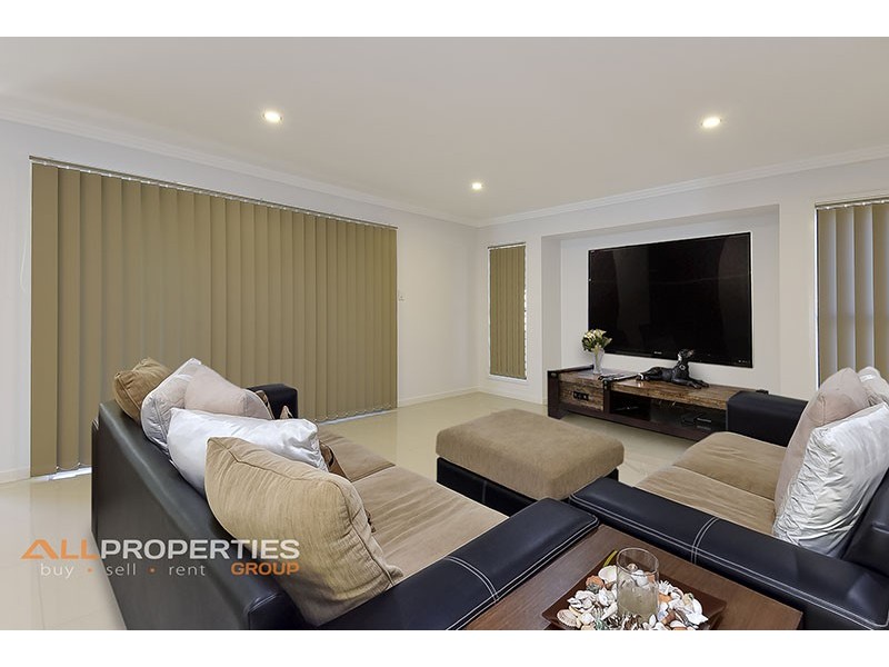 32 STRINGYBARK STREET, Regents Park QLD 4118