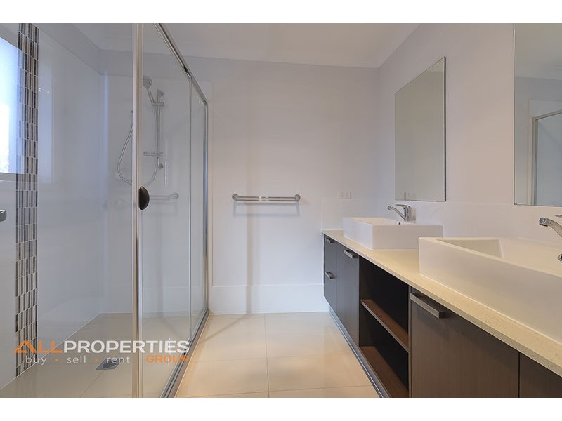 32 STRINGYBARK STREET, Regents Park QLD 4118