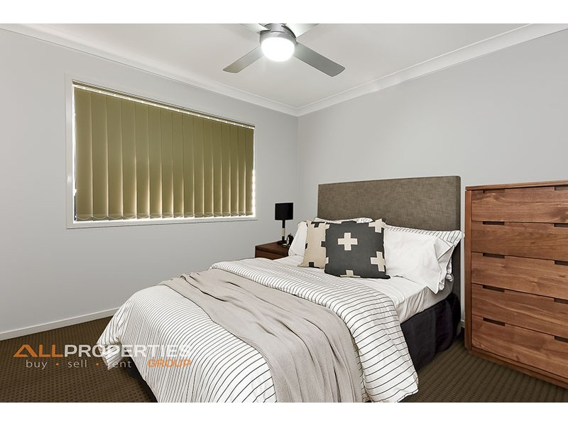 32 STRINGYBARK STREET, Regents Park QLD 4118