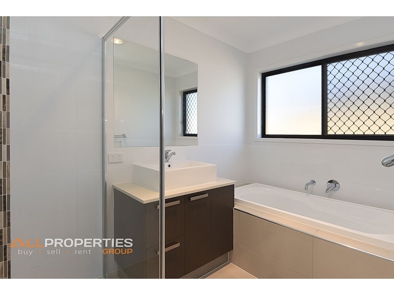 32 STRINGYBARK STREET, Regents Park QLD 4118
