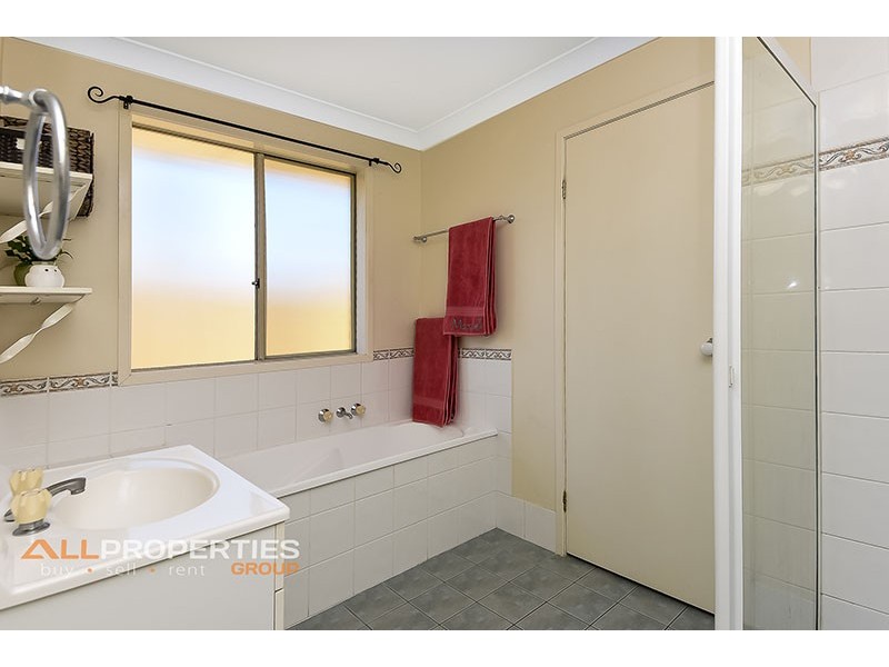 3 CINEAR CT, Regents Park QLD 4118