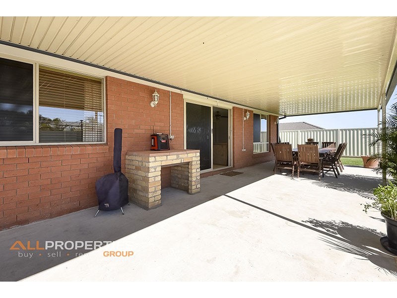 3 CINEAR CT, Regents Park QLD 4118