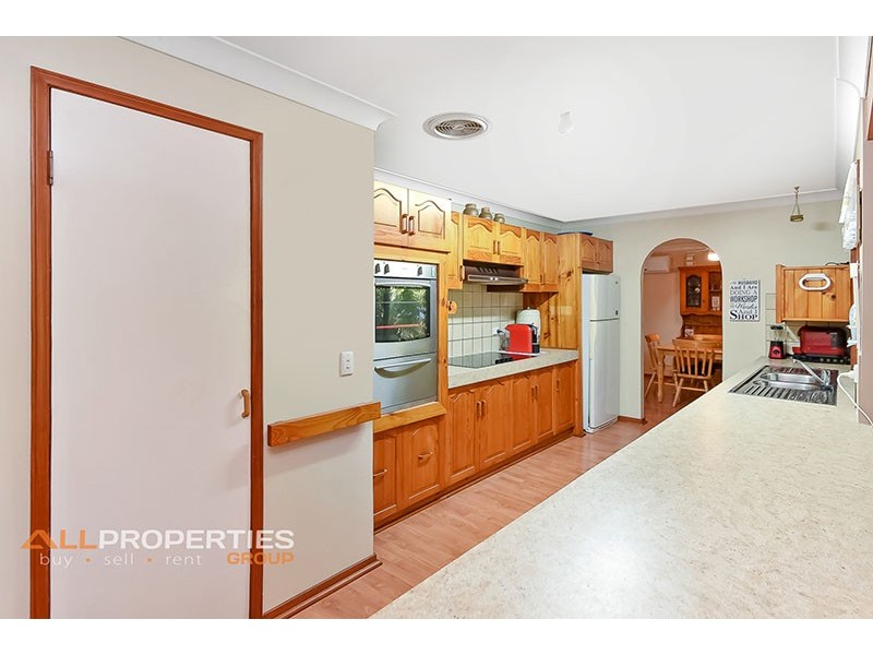 4 CYGNUS CT, Regents Park QLD 4118