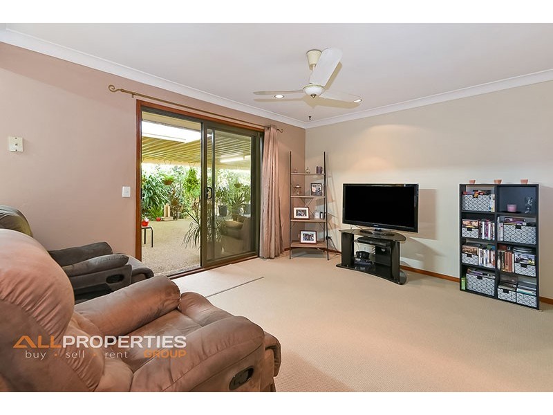 4 CYGNUS CT, Regents Park QLD 4118
