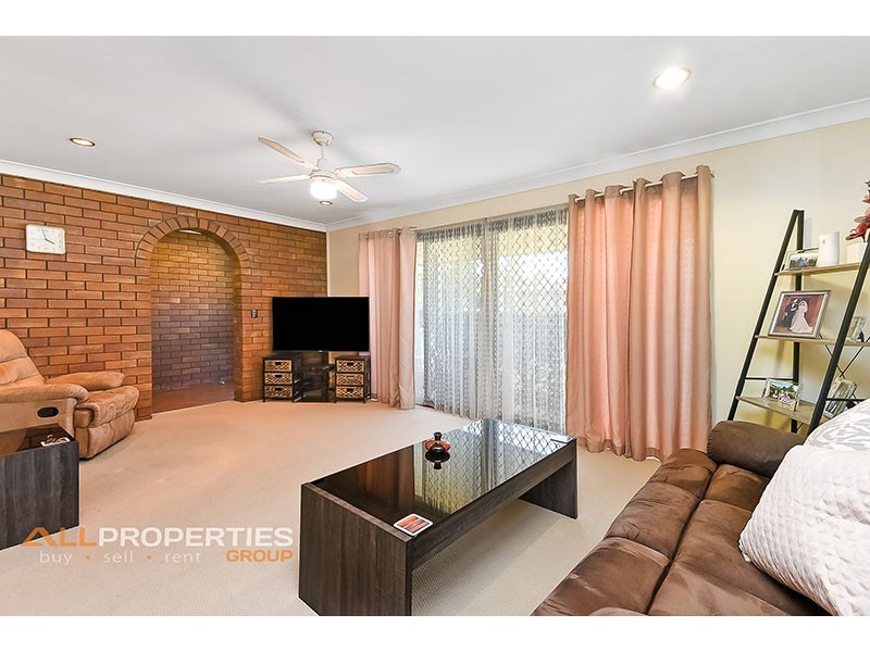 4 CYGNUS CT, Regents Park QLD 4118