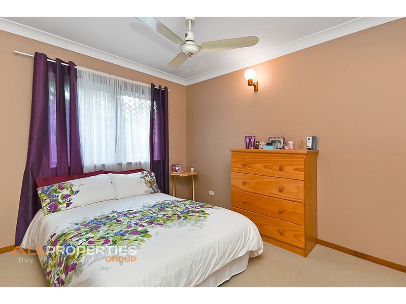 4 CYGNUS CT, Regents Park QLD 4118