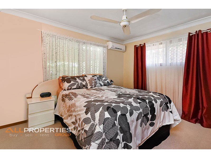 4 CYGNUS CT, Regents Park QLD 4118