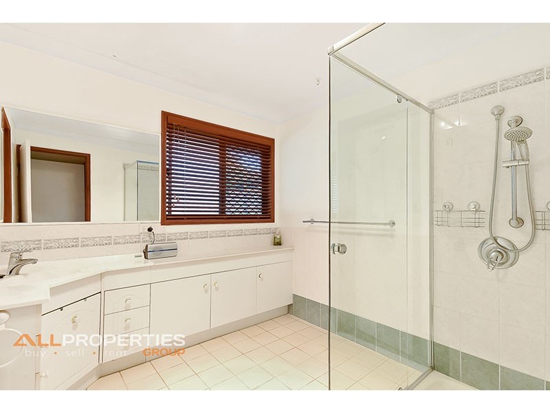 4 CYGNUS CT, Regents Park QLD 4118