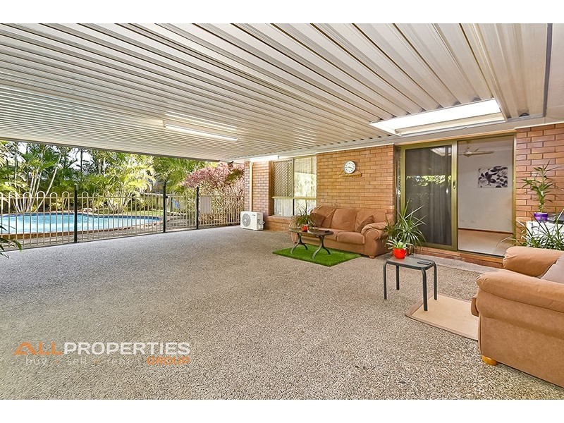 4 CYGNUS CT, Regents Park QLD 4118