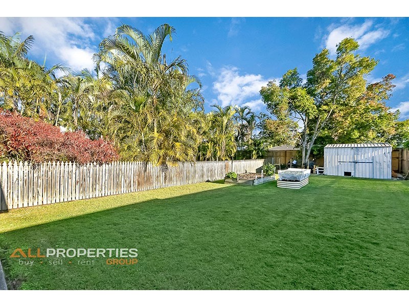 4 CYGNUS CT, Regents Park QLD 4118