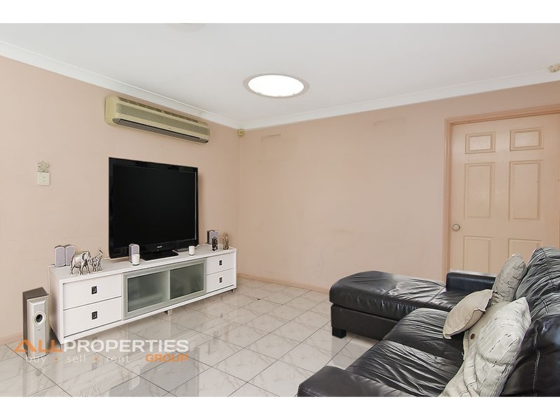 18 FROMELLES CT, Regents Park QLD 4118
