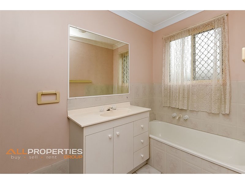 18 FROMELLES CT, Regents Park QLD 4118