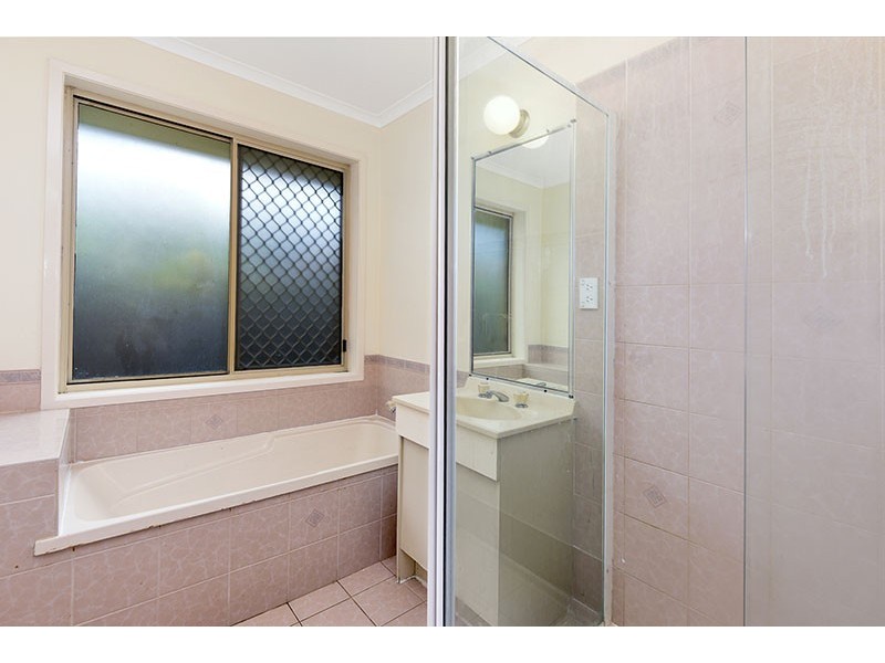 76 BOTTLEBRUSH DRIVE, Regents Park QLD 4118