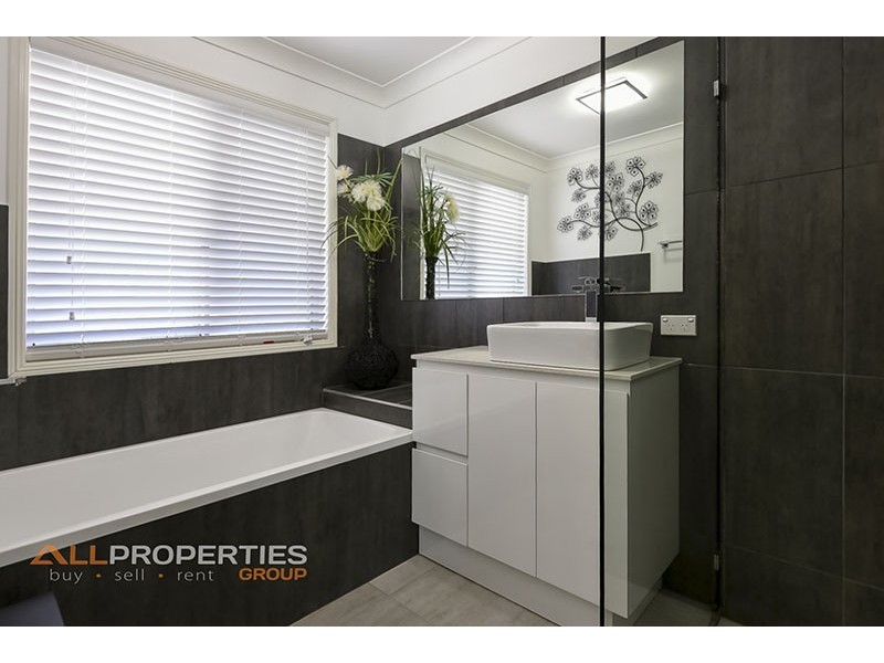16 Windsor Place, Forest Lake QLD 4078