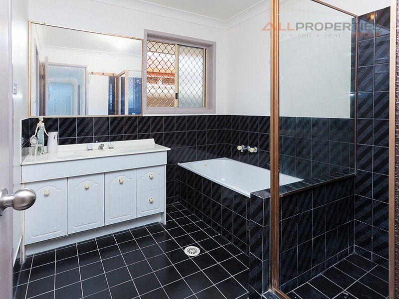 705 Blunder road, Doolandella QLD 4077