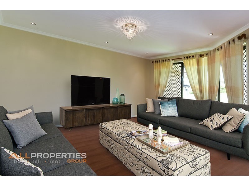 8 Barrington Place, Parkinson QLD 4115