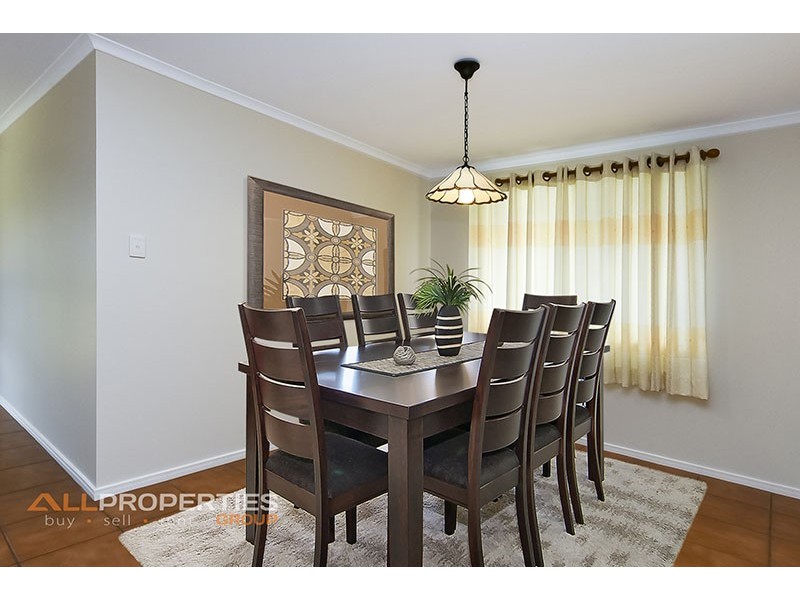 8 Barrington Place, Parkinson QLD 4115