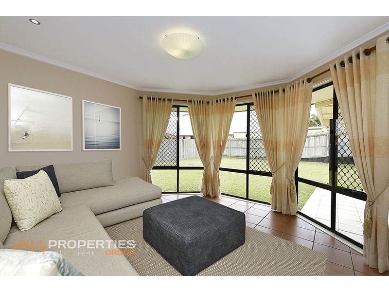 8 Barrington Place, Parkinson QLD 4115