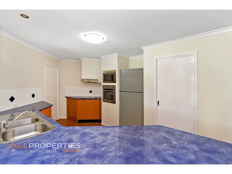 8 Barrington Place, Parkinson QLD 4115