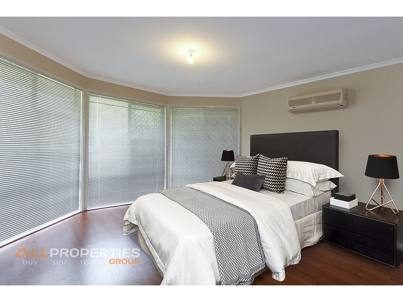 8 Barrington Place, Parkinson QLD 4115