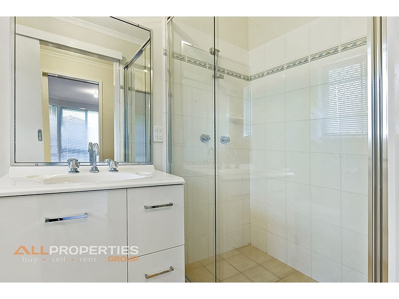 8 Barrington Place, Parkinson QLD 4115