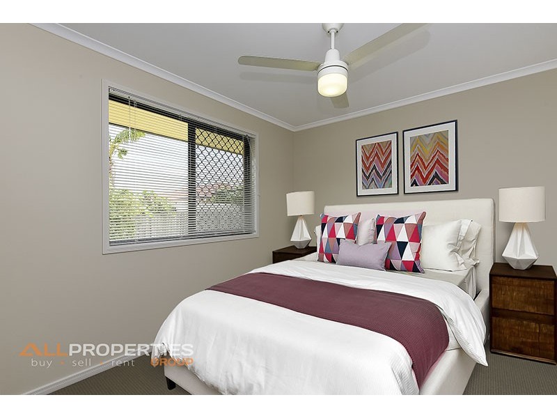 8 Barrington Place, Parkinson QLD 4115