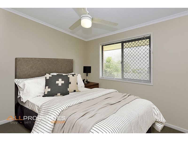 8 Barrington Place, Parkinson QLD 4115