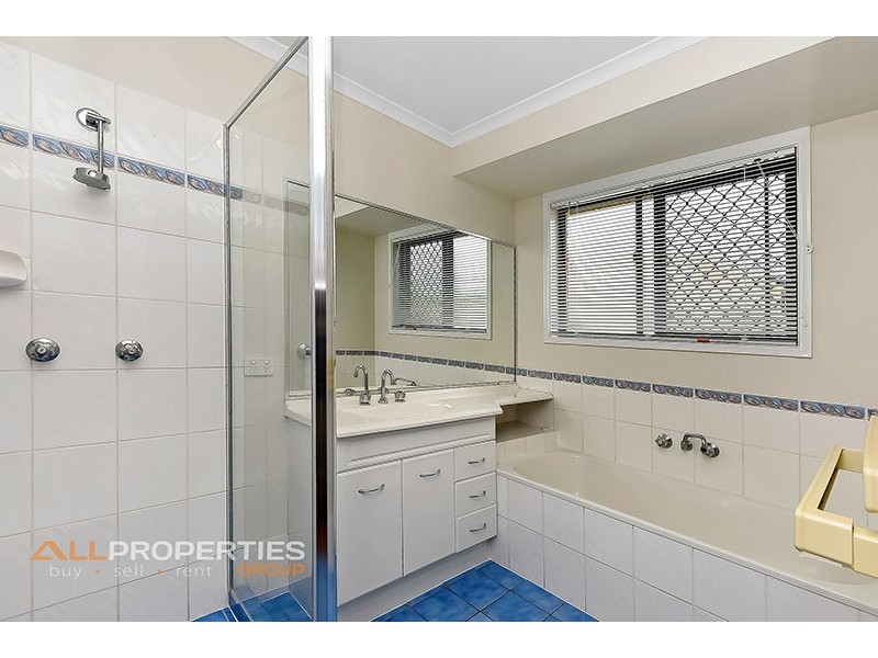 8 Barrington Place, Parkinson QLD 4115