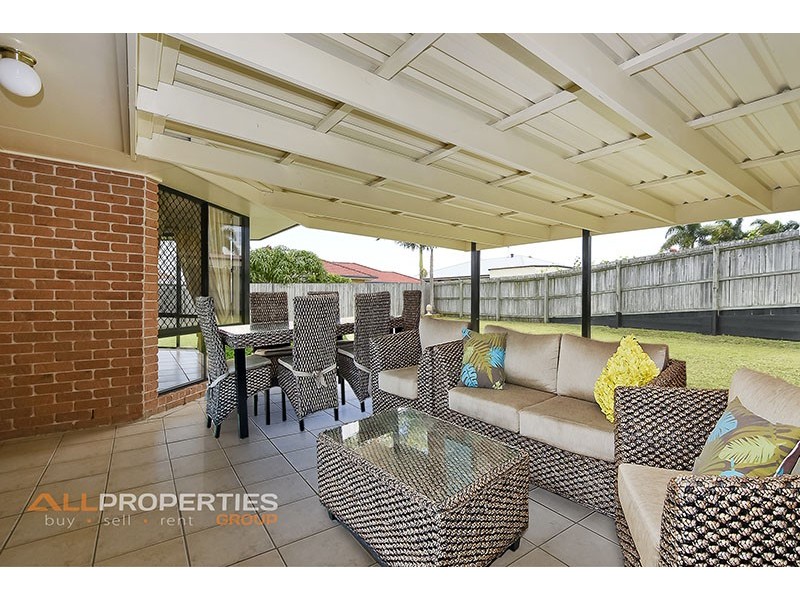 8 Barrington Place, Parkinson QLD 4115