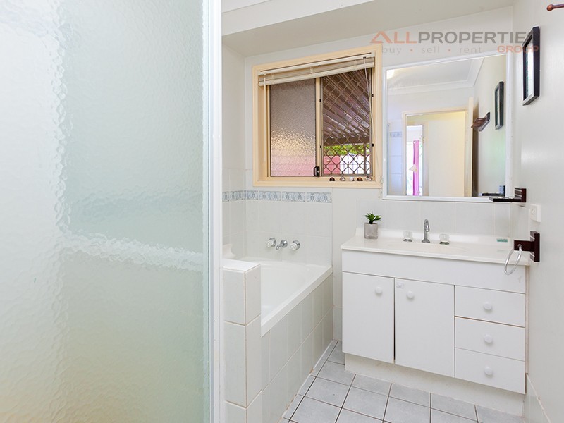 16 Park Close, Hillcrest QLD 4118