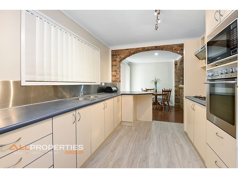 3 CYGNUS CT, Regents Park QLD 4118