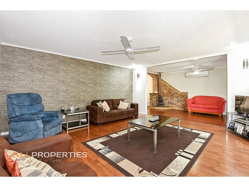 3 CYGNUS CT, Regents Park QLD 4118