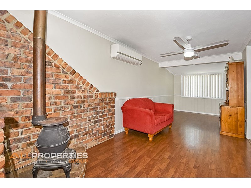 3 CYGNUS CT, Regents Park QLD 4118