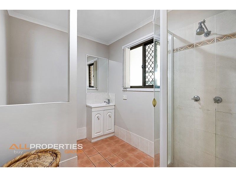 3 CYGNUS CT, Regents Park QLD 4118