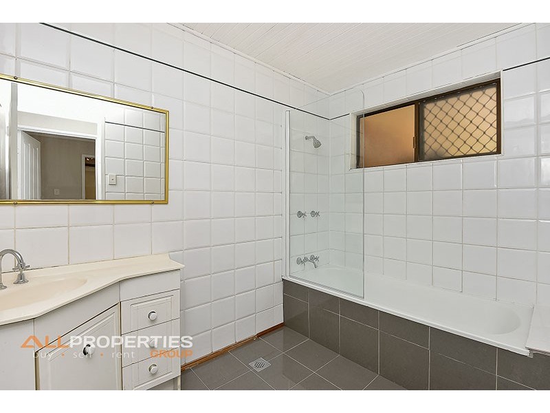 3 CYGNUS CT, Regents Park QLD 4118