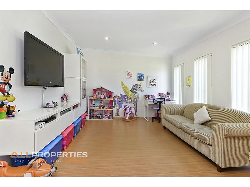 43 HILLEND AVENUE, Hillcrest QLD 4118