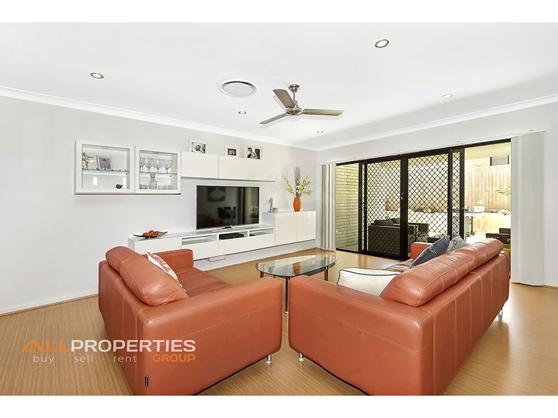 43 HILLEND AVENUE, Hillcrest QLD 4118