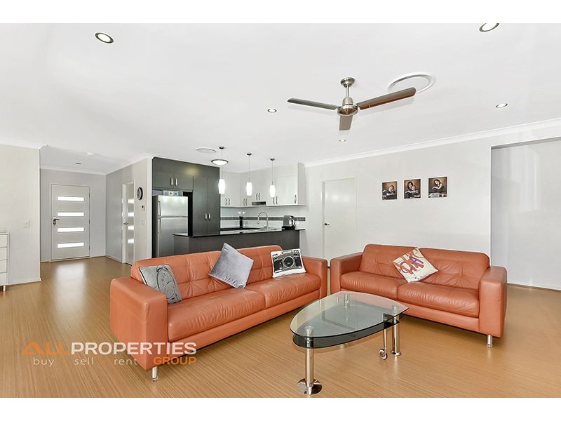 43 HILLEND AVENUE, Hillcrest QLD 4118