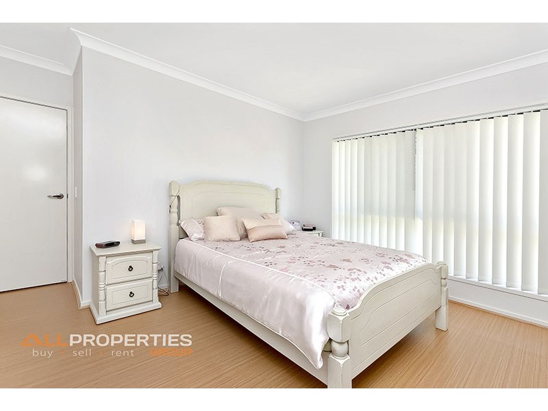 43 HILLEND AVENUE, Hillcrest QLD 4118