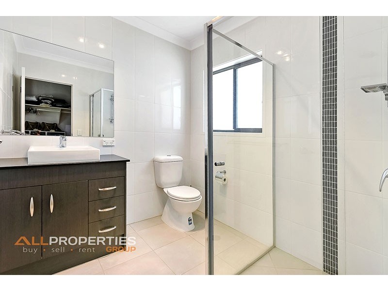 43 HILLEND AVENUE, Hillcrest QLD 4118