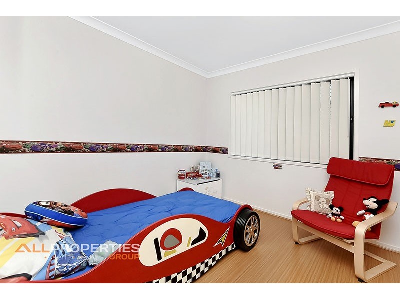 43 HILLEND AVENUE, Hillcrest QLD 4118