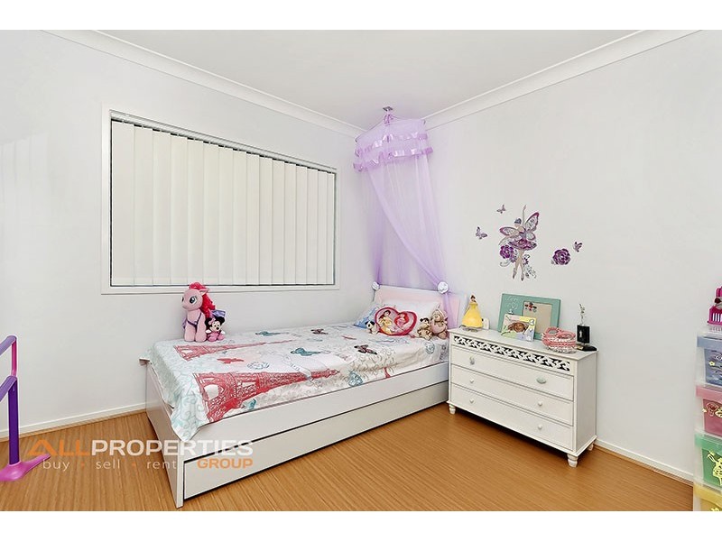 43 HILLEND AVENUE, Hillcrest QLD 4118