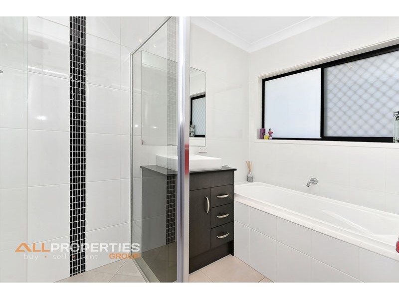 43 HILLEND AVENUE, Hillcrest QLD 4118