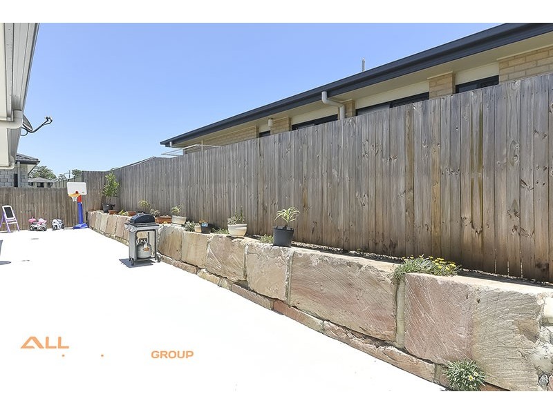 43 HILLEND AVENUE, Hillcrest QLD 4118
