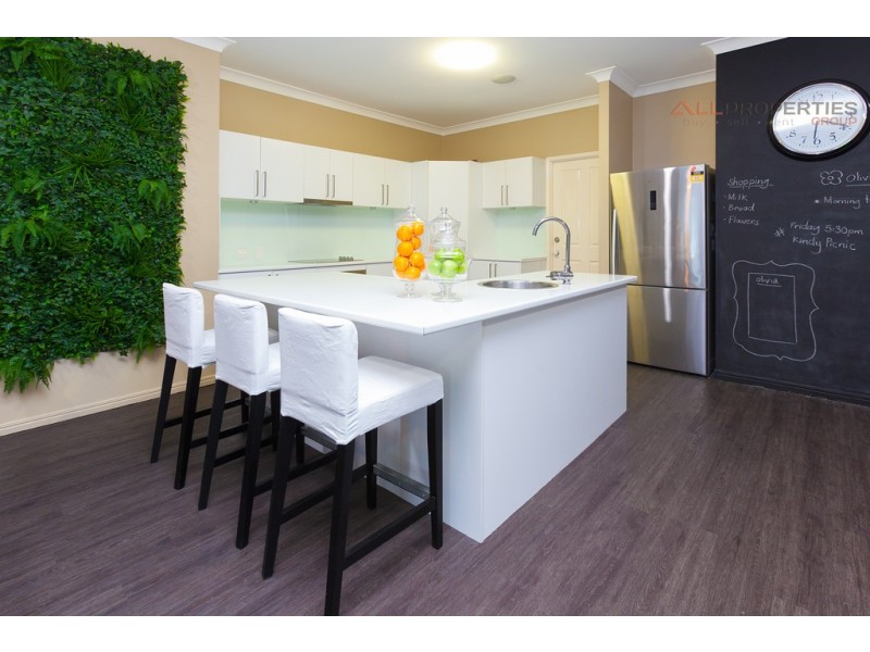 8 Wendt Pl, Edens Landing QLD 4207