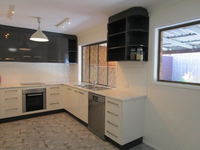 74 Conifer Street, Hillcrest QLD 4118