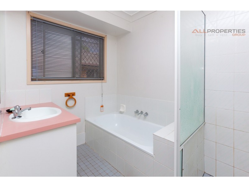 9 Cambridge St, Boronia Heights QLD 4124