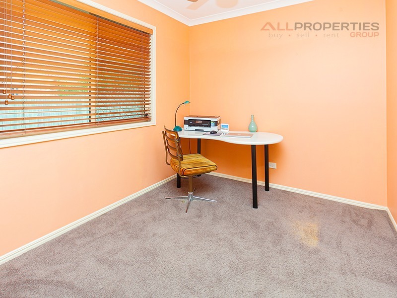 18 Park Close, Hillcrest QLD 4118