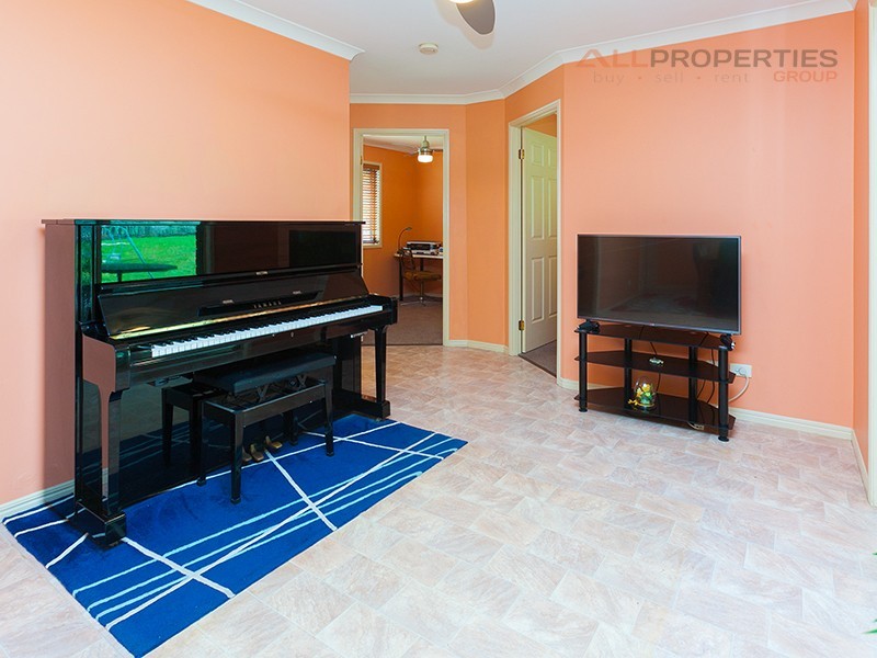 18 Park Close, Hillcrest QLD 4118